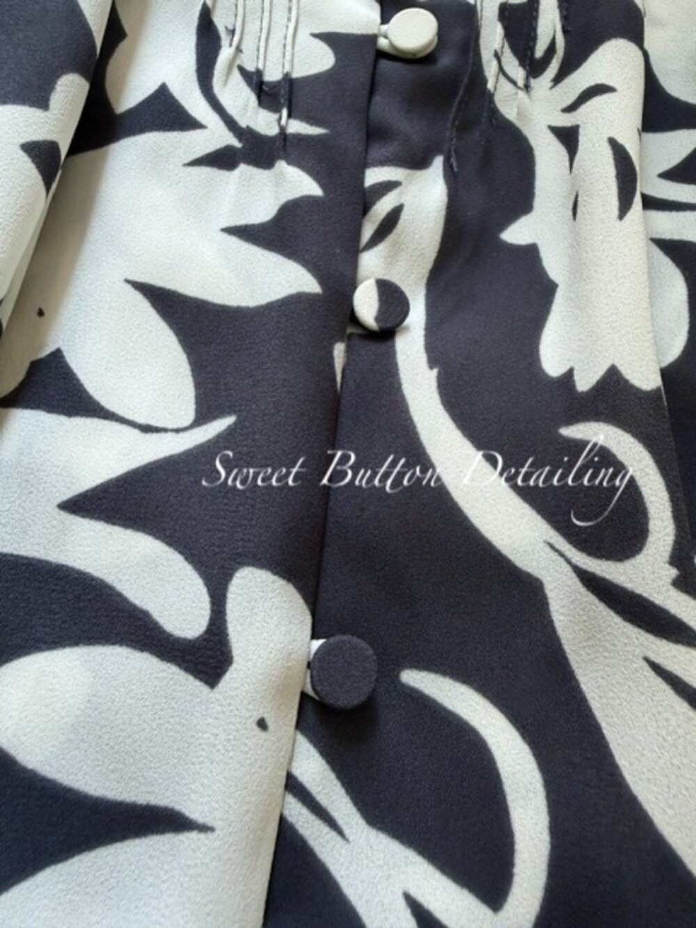 J Crew Navy & White Women's Floral Blouse w/ Bow size 10 Beautiful button detail - Picture 3 of 10